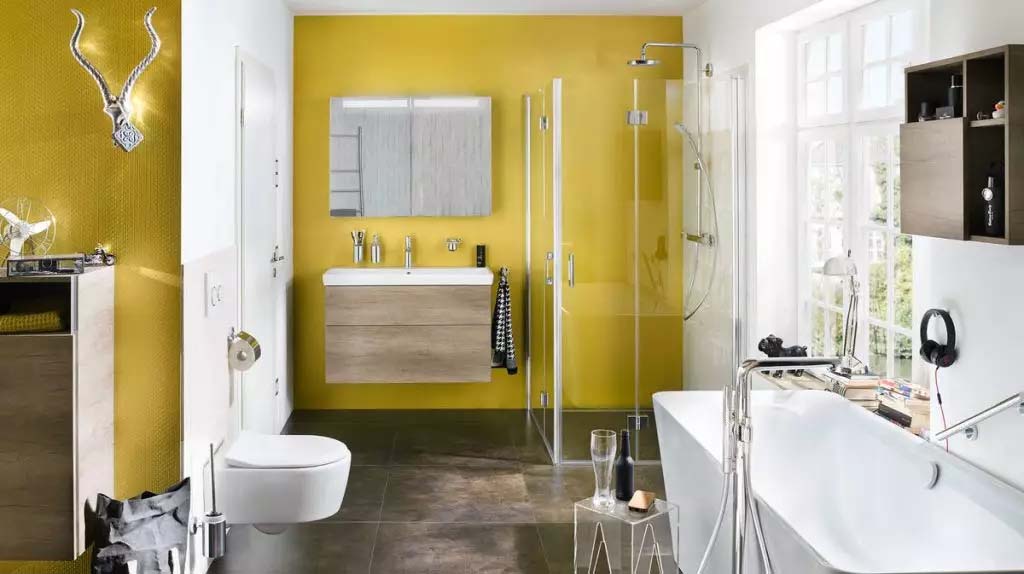 Màu vàng trông hữu cơ trong phòng tắm tối giản với tường lát gạch màu hoặc trung tính, tạo điểm nhấn dễ chịu và ấm áp